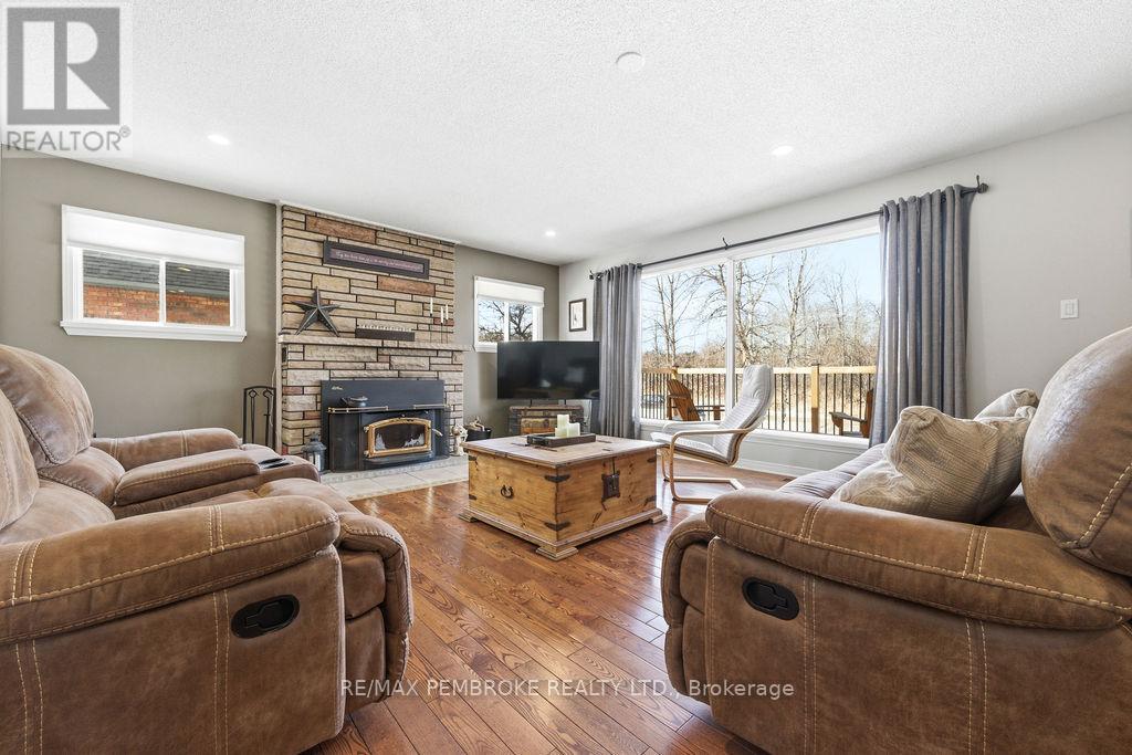 11 Irene Street, Laurentian Valley, Ontario  K8A 7M2 - Photo 5 - X12960648