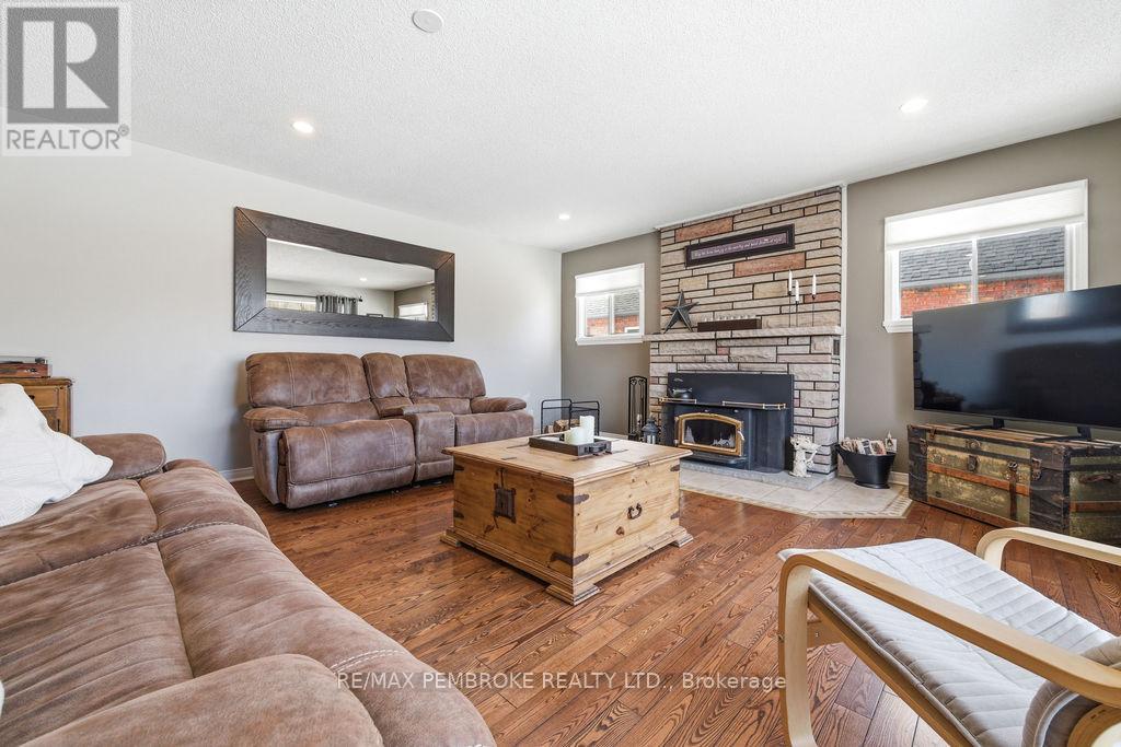 11 Irene Street, Laurentian Valley, Ontario  K8A 7M2 - Photo 6 - X12960648