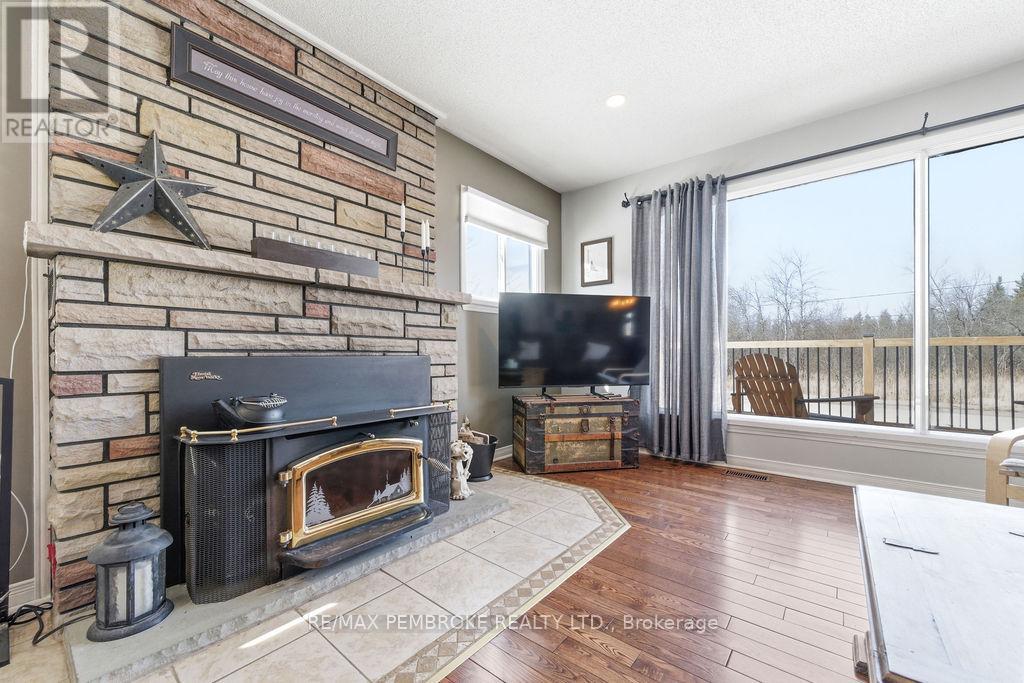 11 Irene Street, Laurentian Valley, Ontario  K8A 7M2 - Photo 7 - X12960648