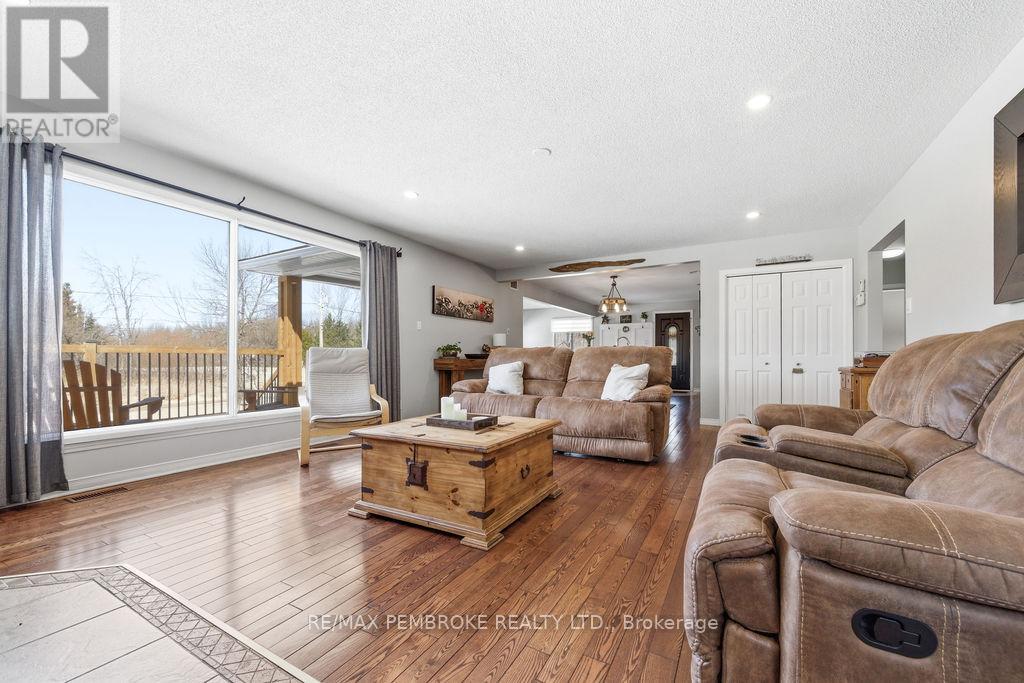 11 Irene Street, Laurentian Valley, Ontario  K8A 7M2 - Photo 8 - X12960648