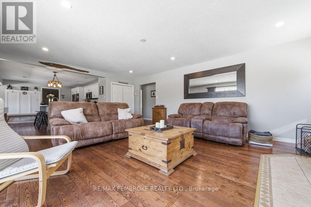 11 Irene Street, Laurentian Valley, Ontario  K8A 7M2 - Photo 9 - X12960648