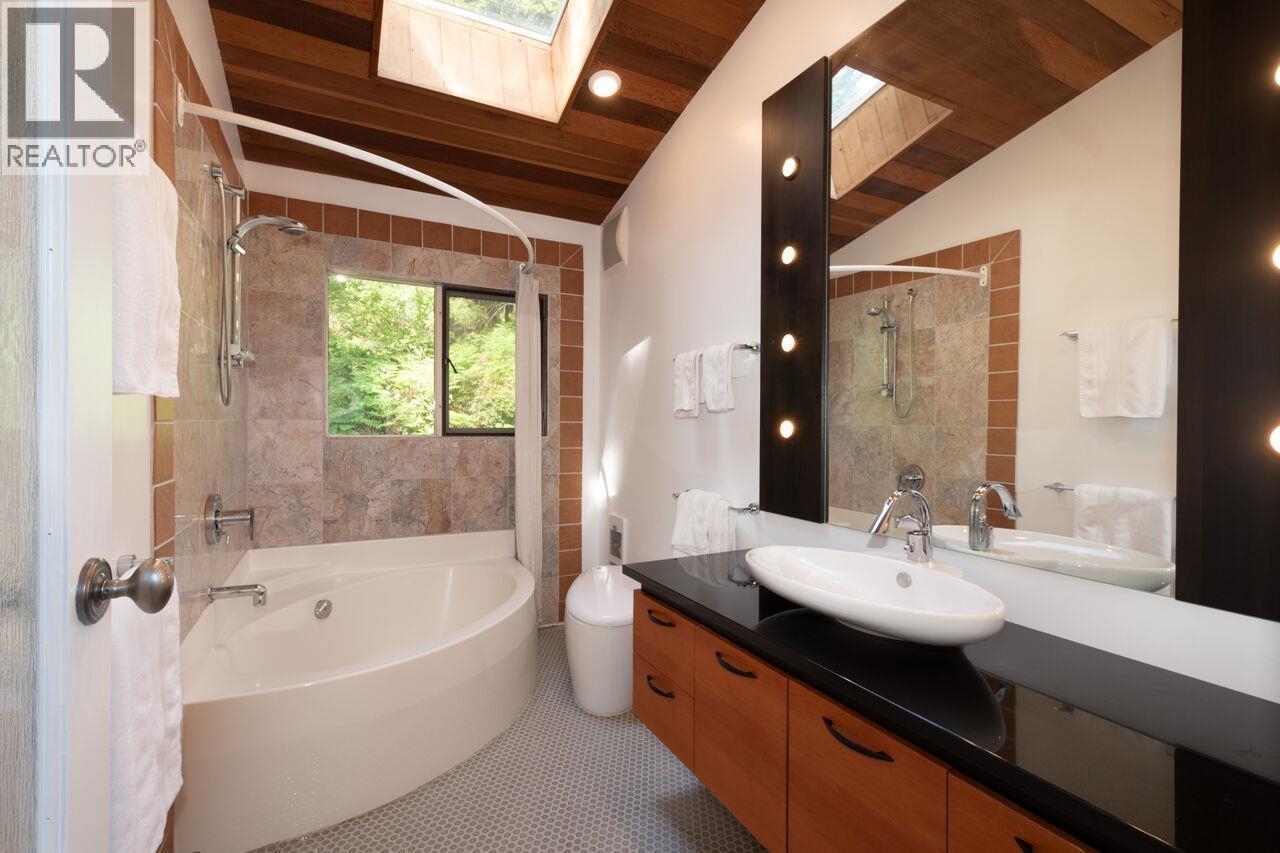 896 Taylor Road, Bowen Island, British Columbia  V0N 1G1 - Photo 24 - R3107031