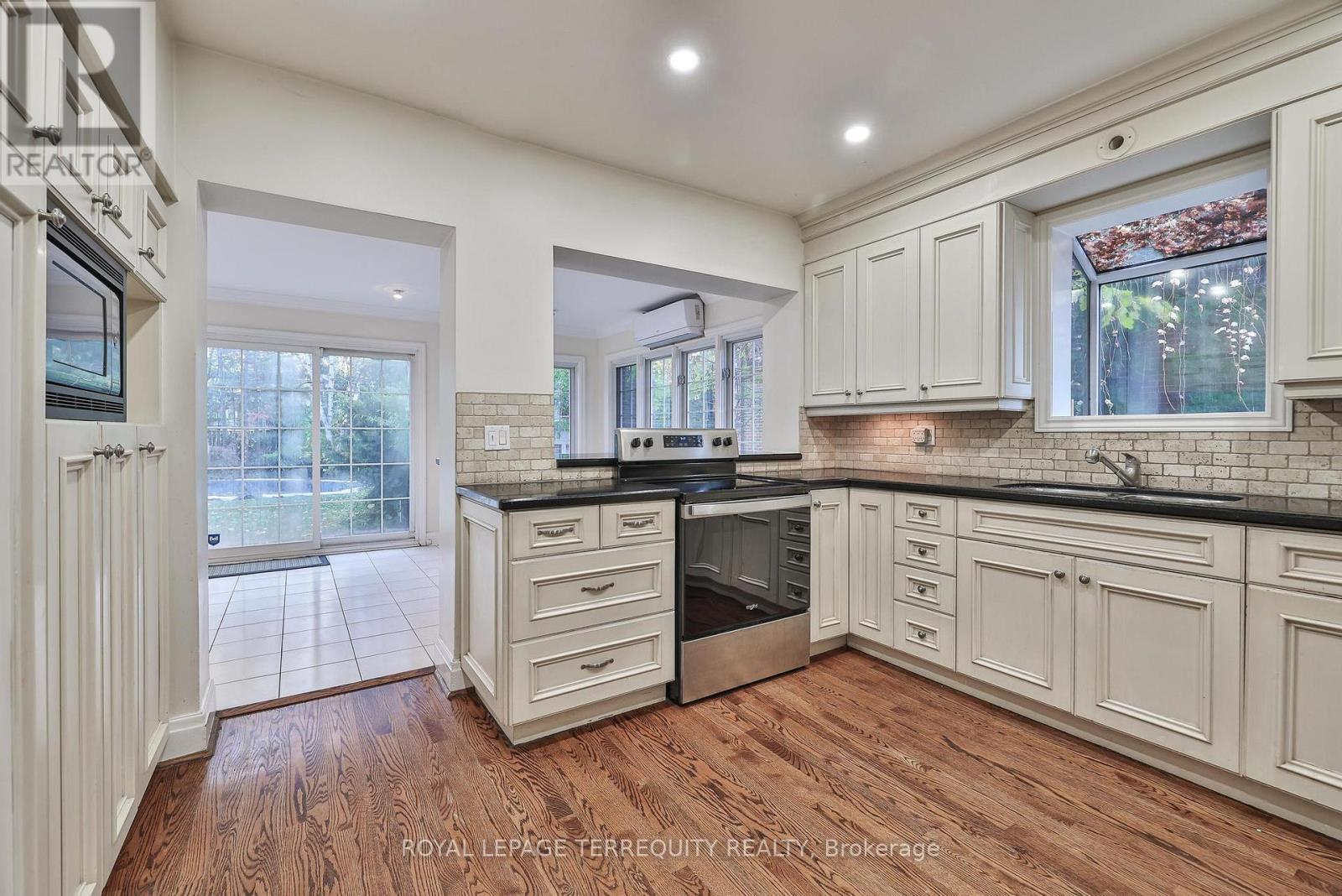 5 Apsley Road, Toronto, Ontario  M5M 2X7 - Photo 12 - C12960642