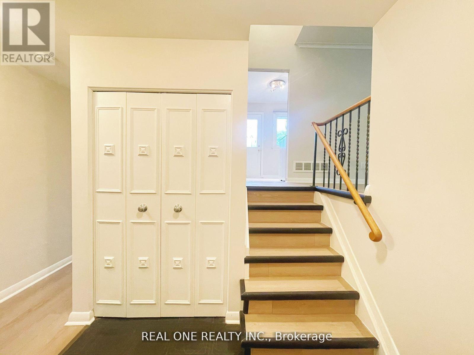 48 Lionel Heights Crescent, Toronto, Ontario  M3A 1M1 - Photo 3 - C12960718