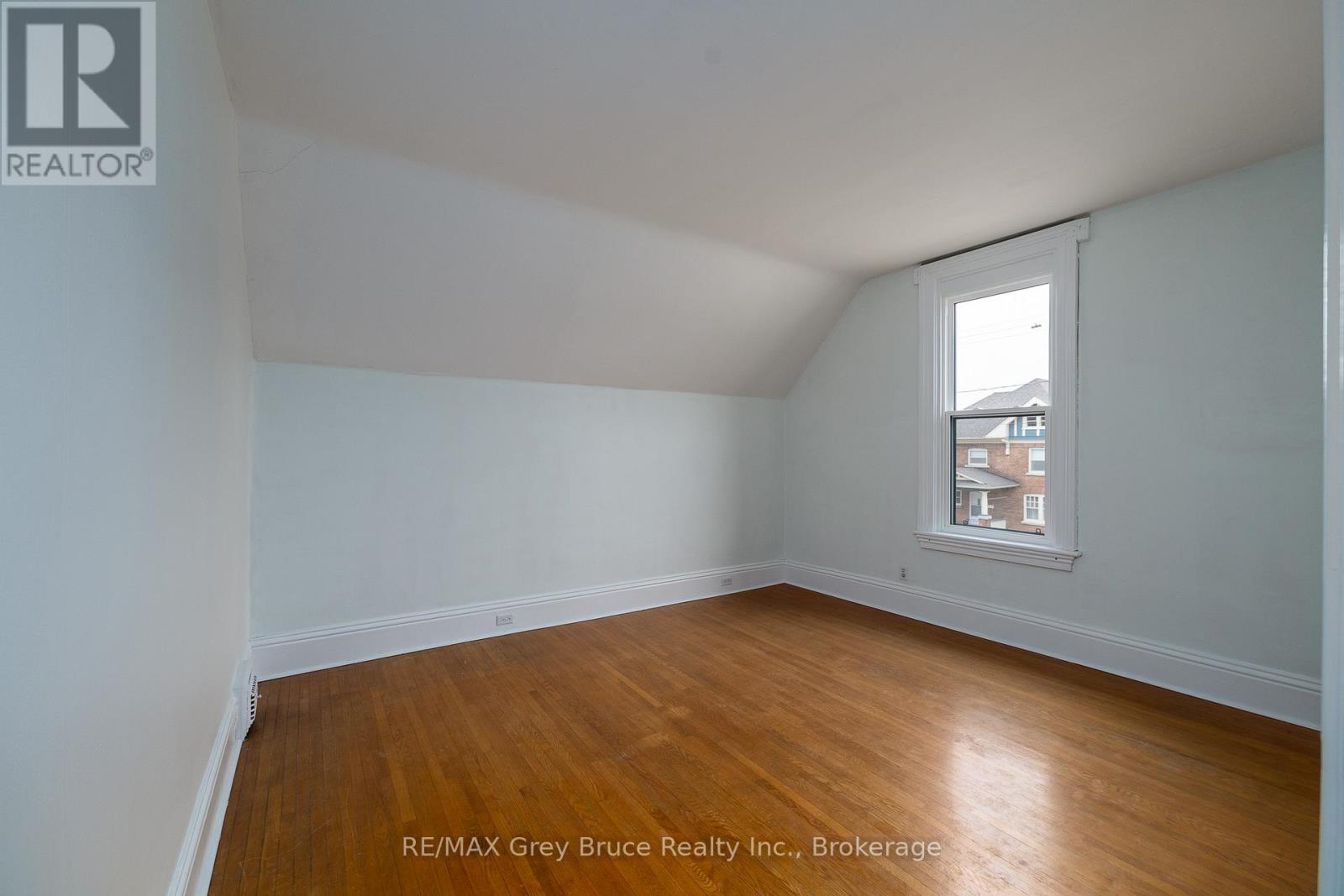 902 2nd Avenue W, Owen Sound, Ontario N4K 4M7 - Photo 11 - X12960484