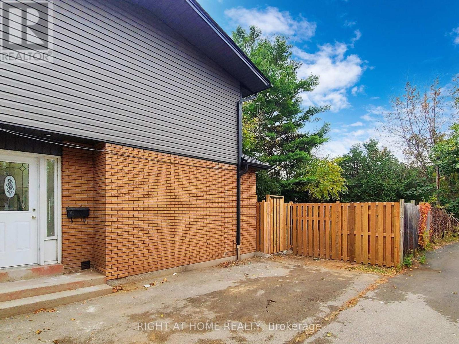 4 - 2060 Prospect Street, Burlington, Ontario  L7R 1Y9 - Photo 3 - W12960640