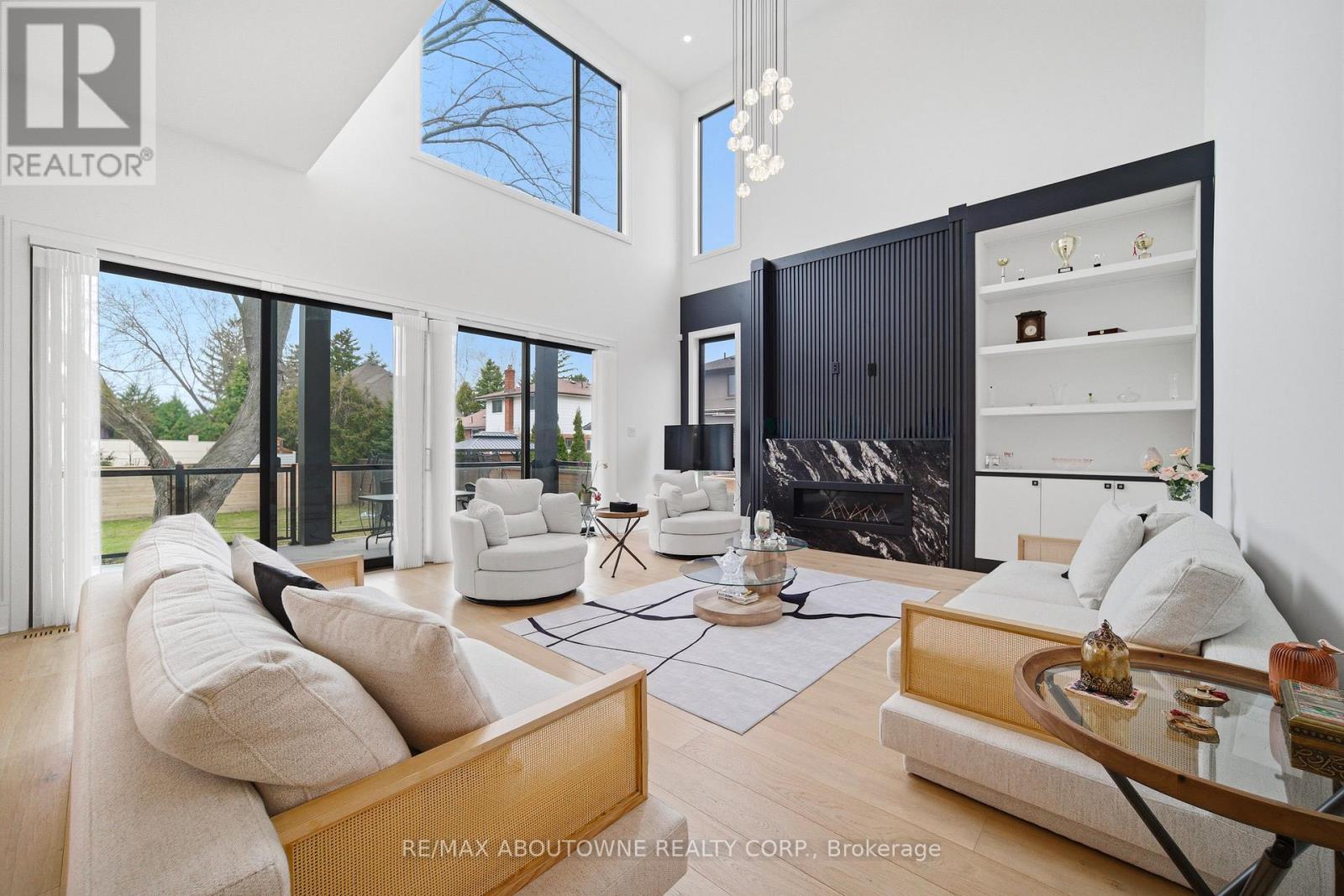 2556 Glengarry Road, Mississauga, Ontario  L5C 1Y3 - Photo 10 - W12960652