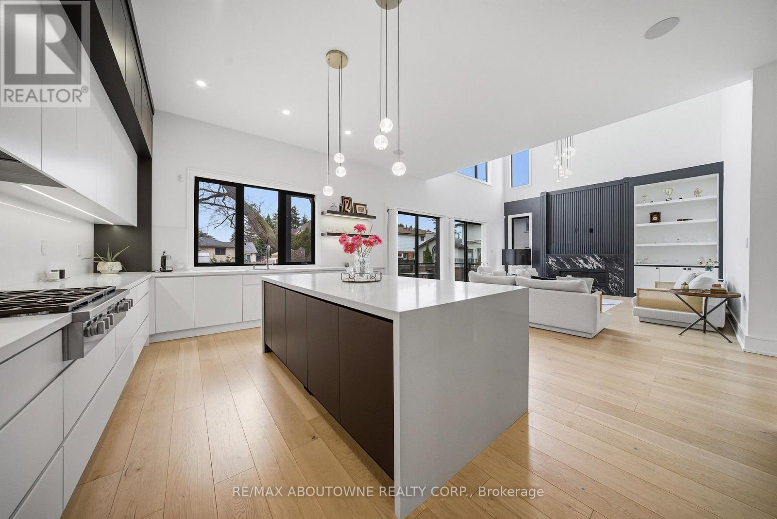 2556 Glengarry Road, Mississauga, Ontario  L5C 1Y3 - Photo 14 - W12960652