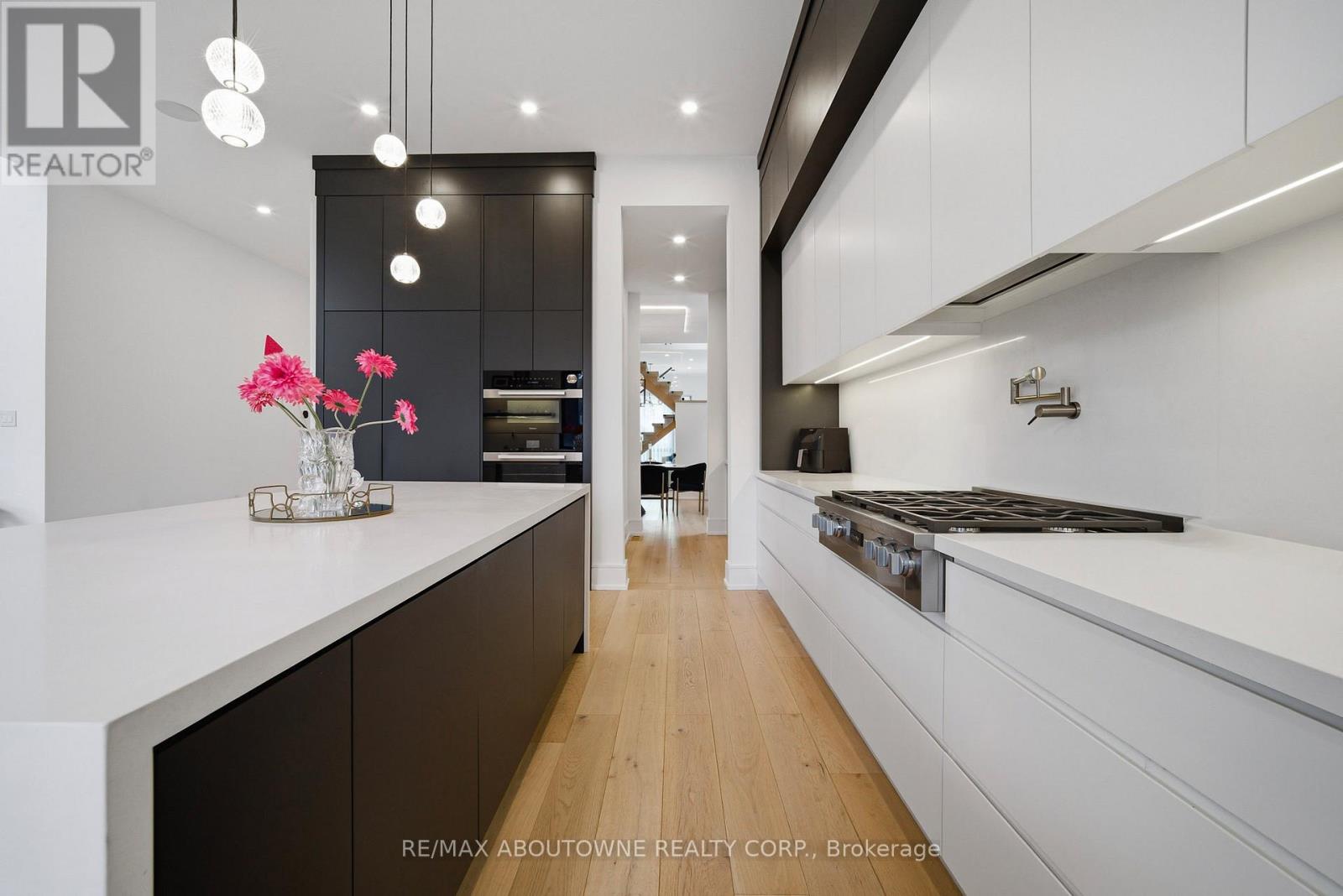 2556 Glengarry Road, Mississauga, Ontario  L5C 1Y3 - Photo 15 - W12960652