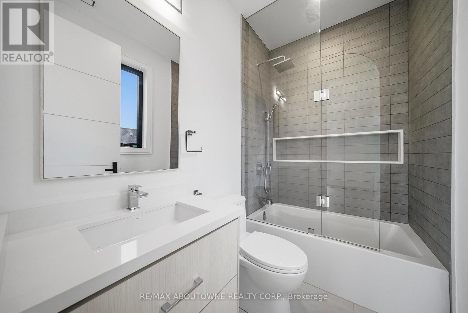 2556 Glengarry Road, Mississauga, Ontario  L5C 1Y3 - Photo 24 - W12960652