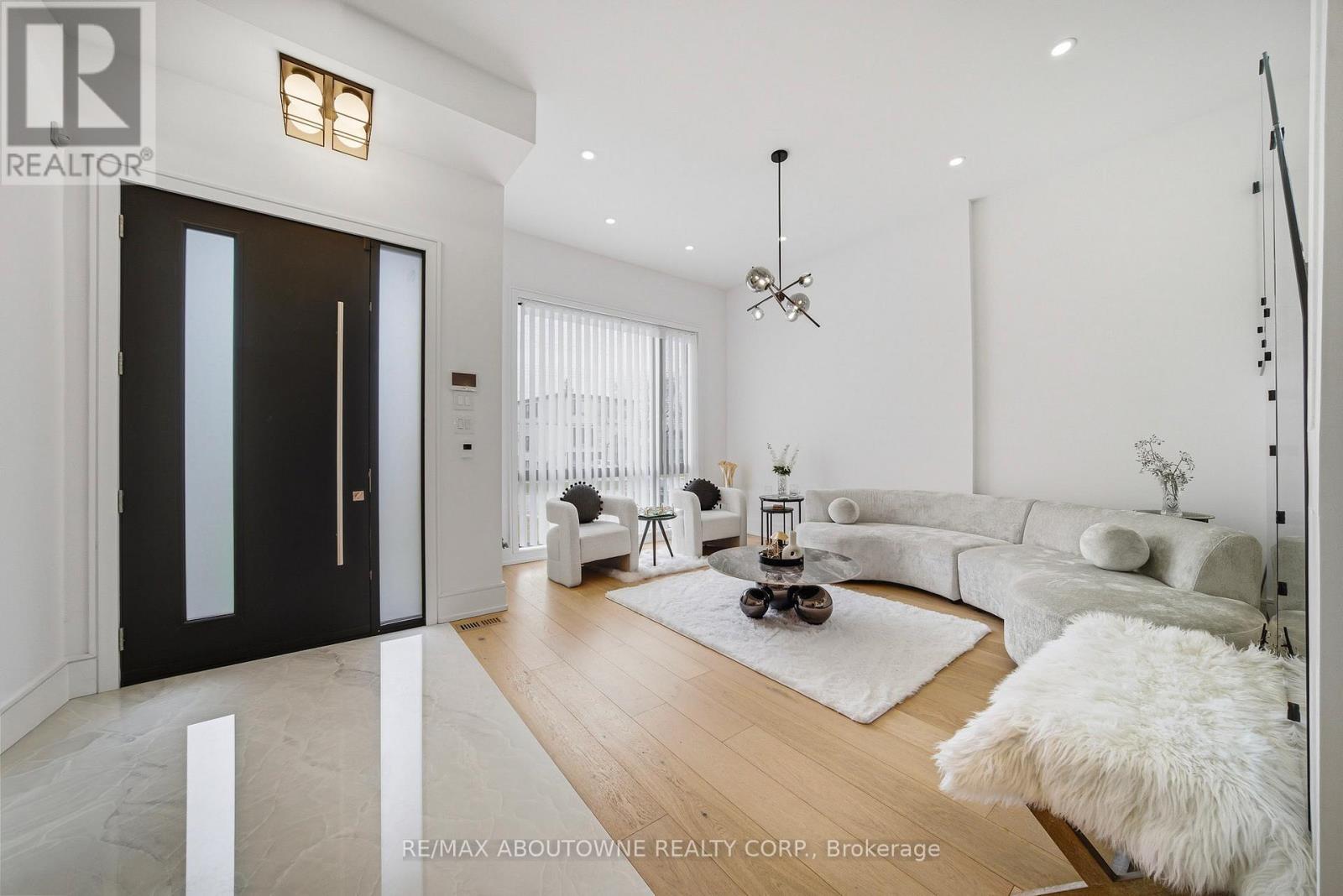 2556 Glengarry Road, Mississauga, Ontario  L5C 1Y3 - Photo 3 - W12960652