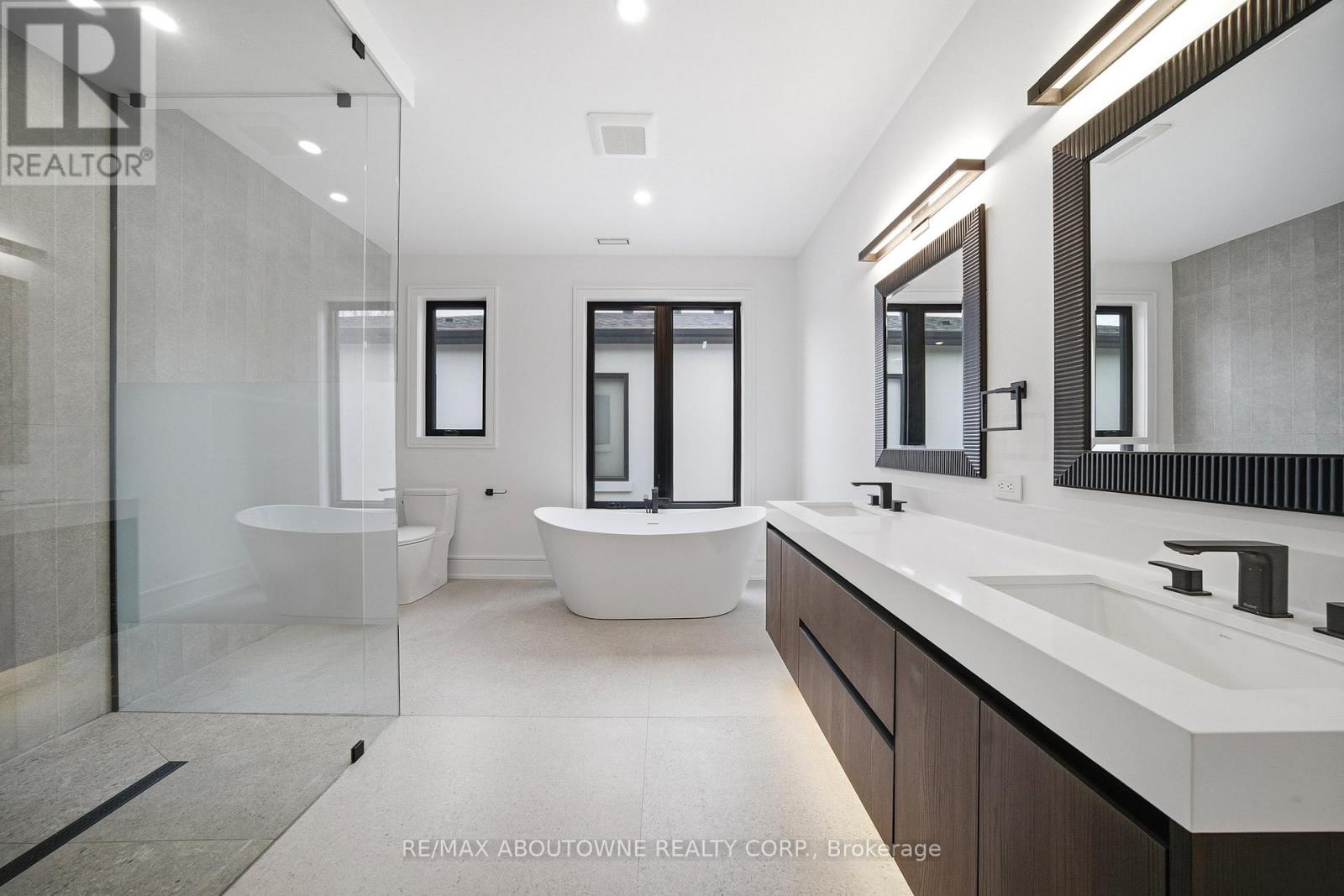 2556 Glengarry Road, Mississauga, Ontario  L5C 1Y3 - Photo 32 - W12960652