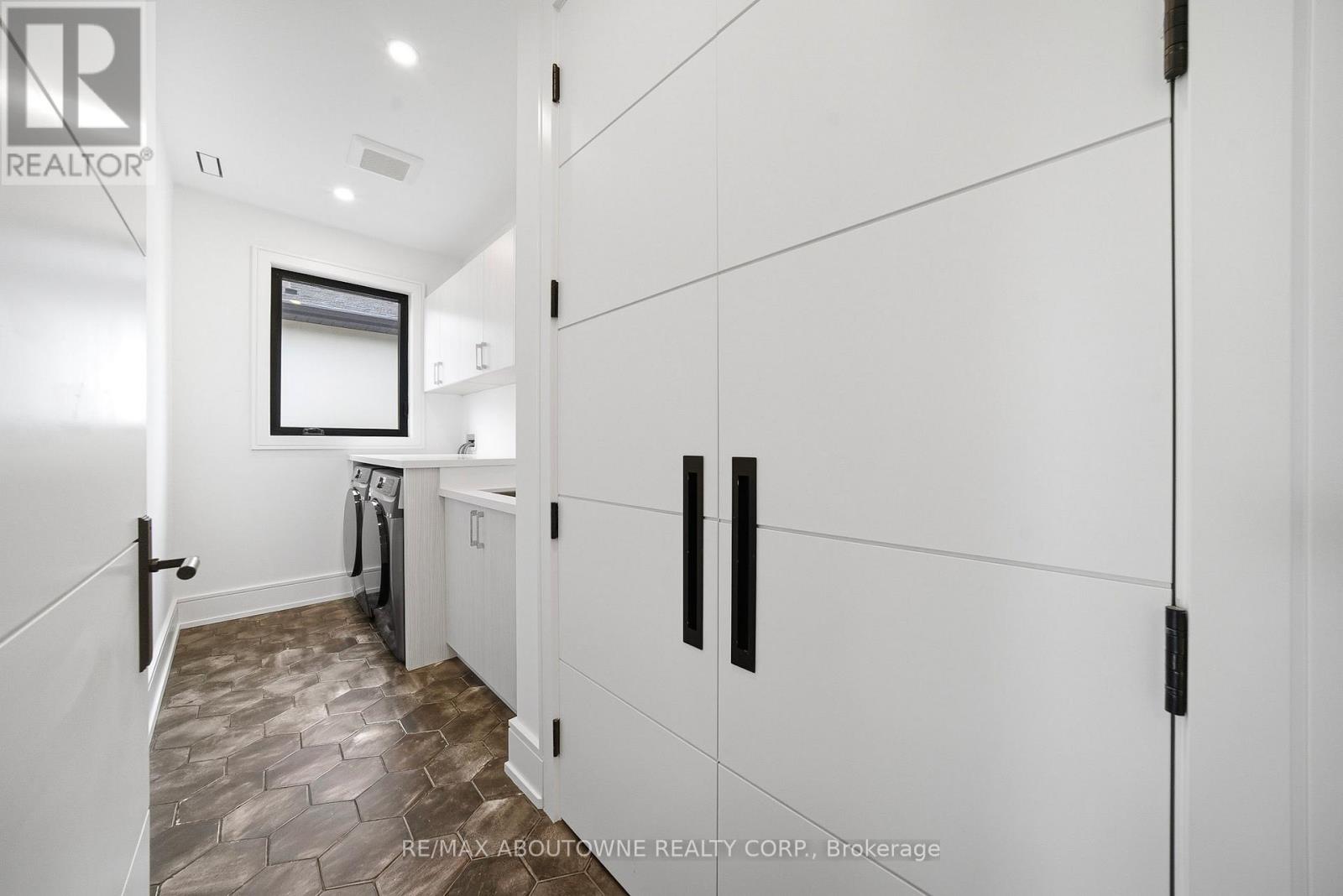 2556 Glengarry Road, Mississauga, Ontario  L5C 1Y3 - Photo 34 - W12960652