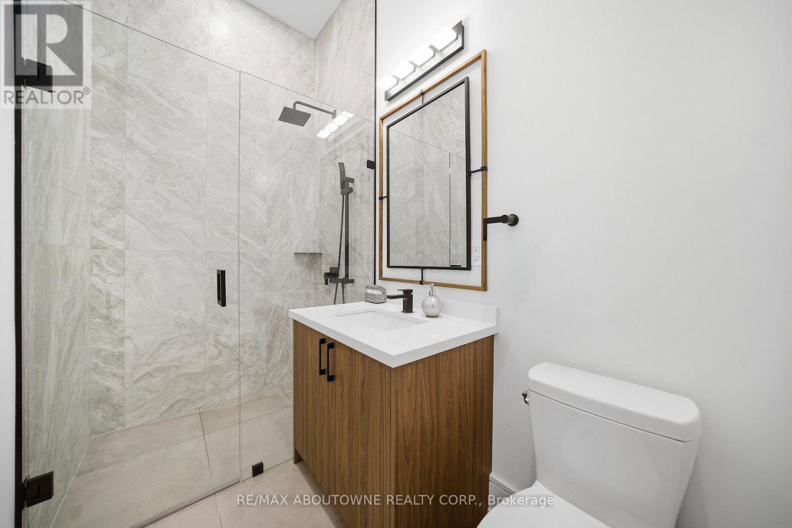 2556 Glengarry Road, Mississauga, Ontario  L5C 1Y3 - Photo 36 - W12960652