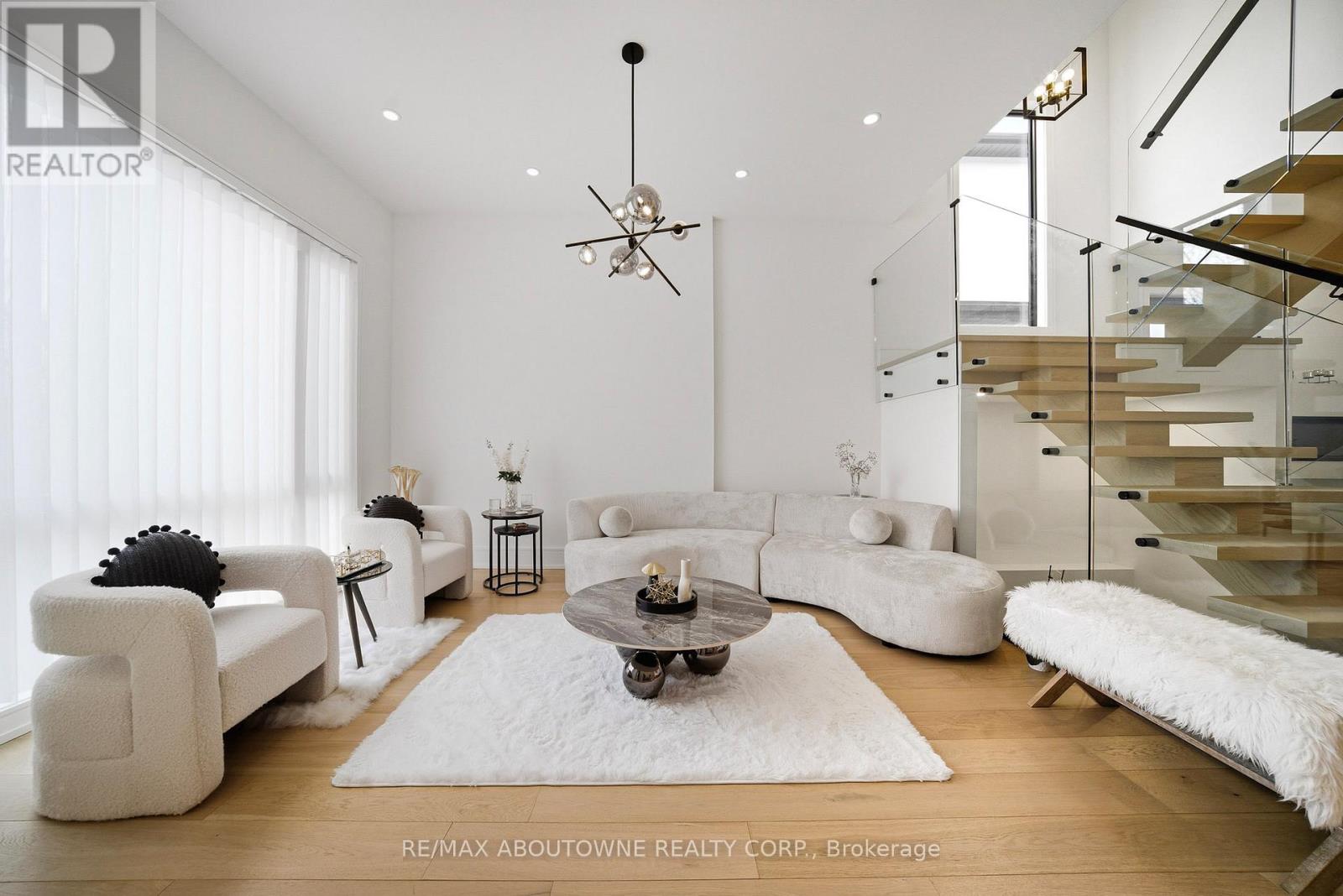 2556 Glengarry Road, Mississauga, Ontario  L5C 1Y3 - Photo 4 - W12960652