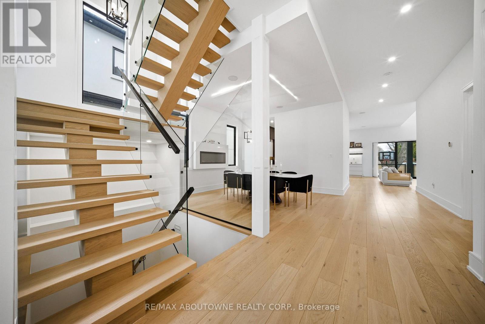 2556 Glengarry Road, Mississauga, Ontario  L5C 1Y3 - Photo 5 - W12960652