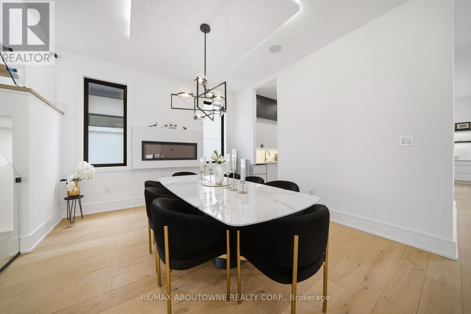 2556 Glengarry Road, Mississauga, Ontario  L5C 1Y3 - Photo 6 - W12960652