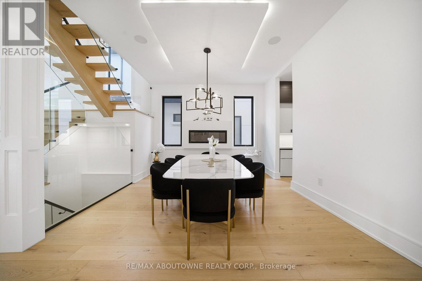 2556 Glengarry Road, Mississauga, Ontario  L5C 1Y3 - Photo 7 - W12960652