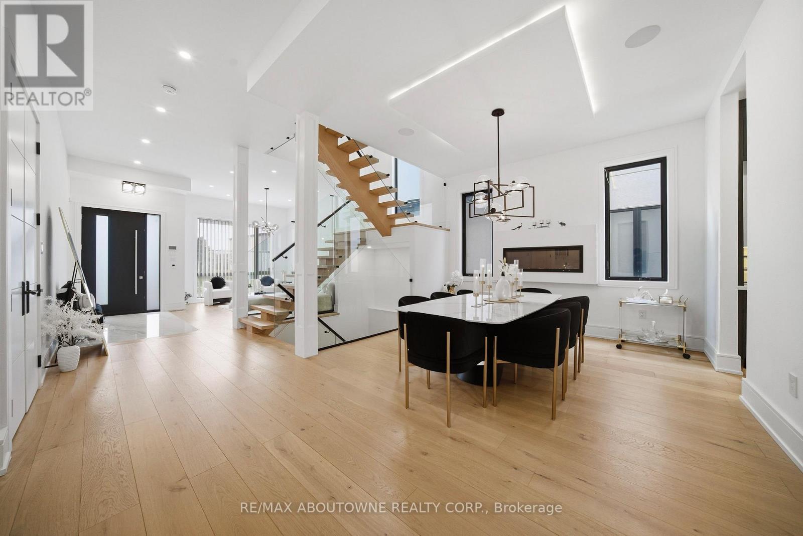 2556 Glengarry Road, Mississauga, Ontario  L5C 1Y3 - Photo 8 - W12960652