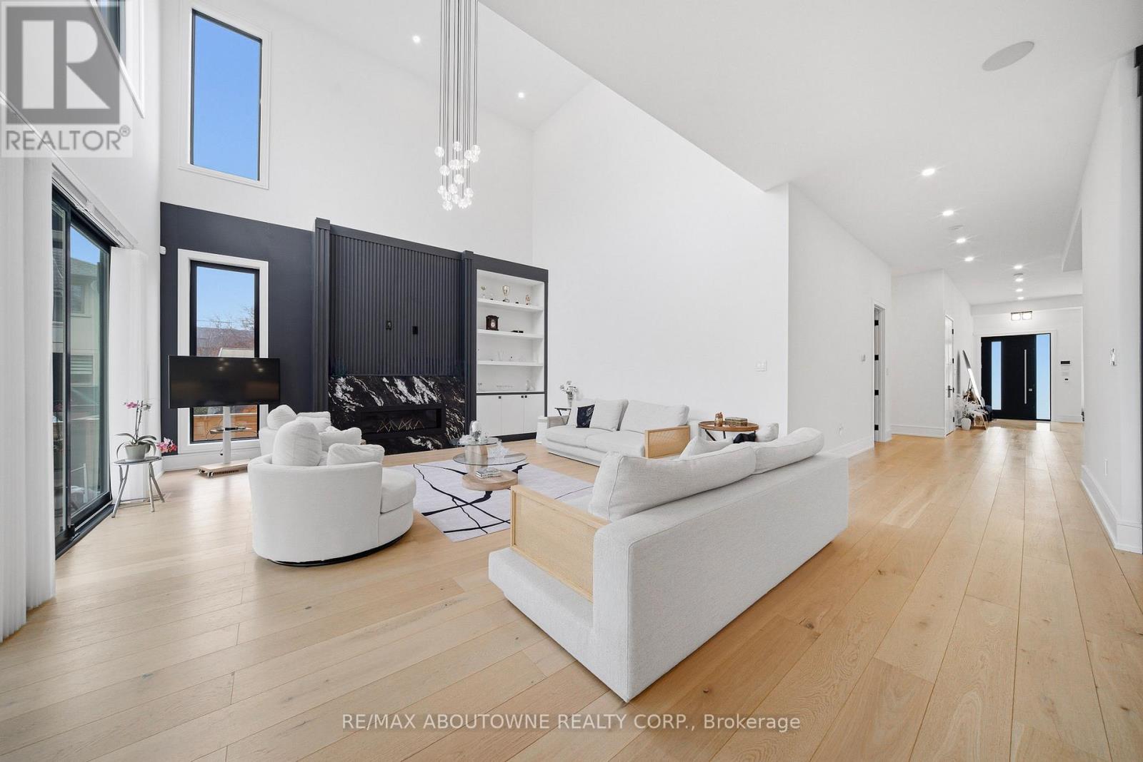 2556 Glengarry Road, Mississauga, Ontario  L5C 1Y3 - Photo 9 - W12960652