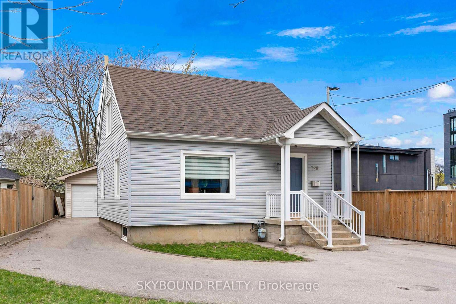 790 The Queensway, Toronto, Ontario  M8Z 1N5 - Photo 3 - W12960672