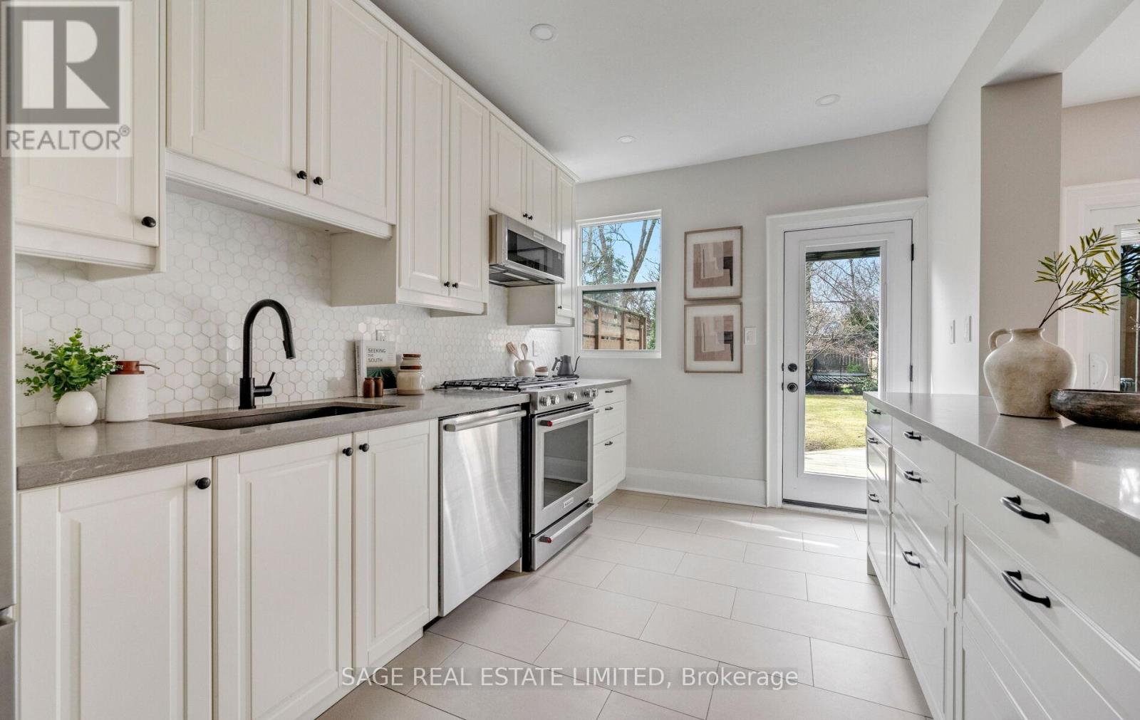 318 Durie Street, Toronto, Ontario  M6S 3G3 - Photo 17 - W12960710