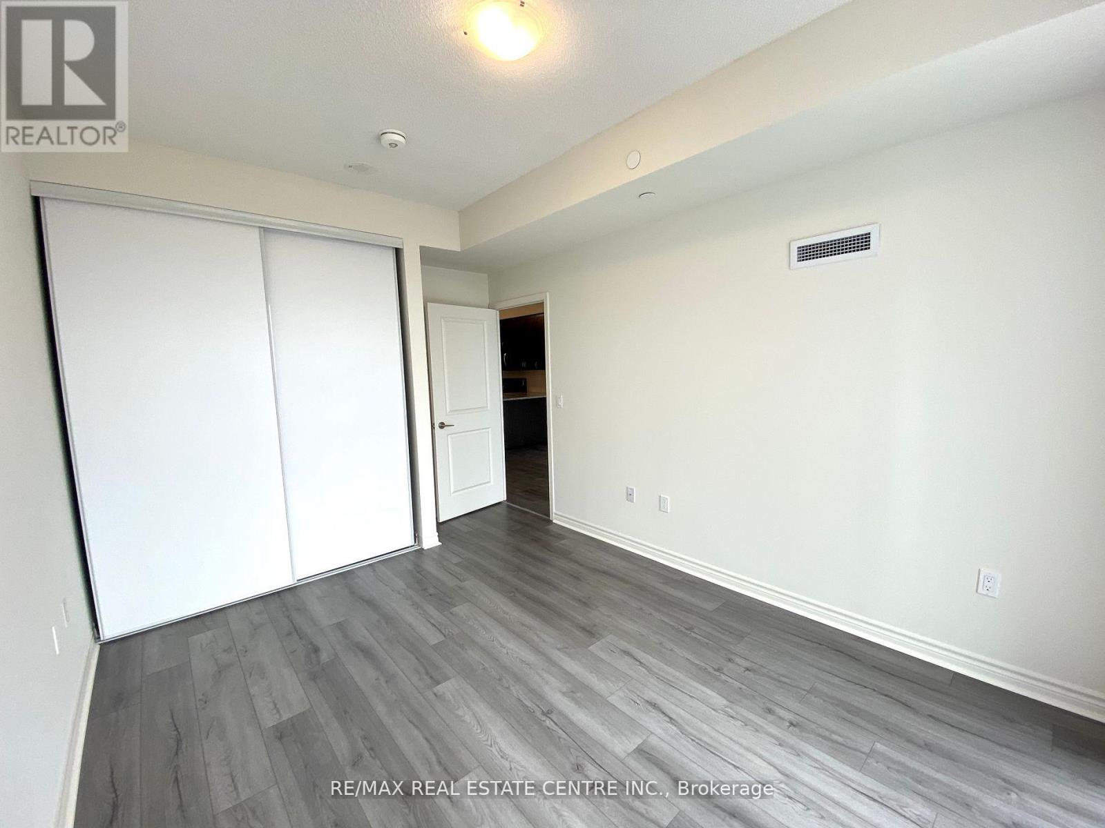 2118 - 349 Rathburn Road W, Mississauga, Ontario  L5B 0G9 - Photo 8 - W12960724