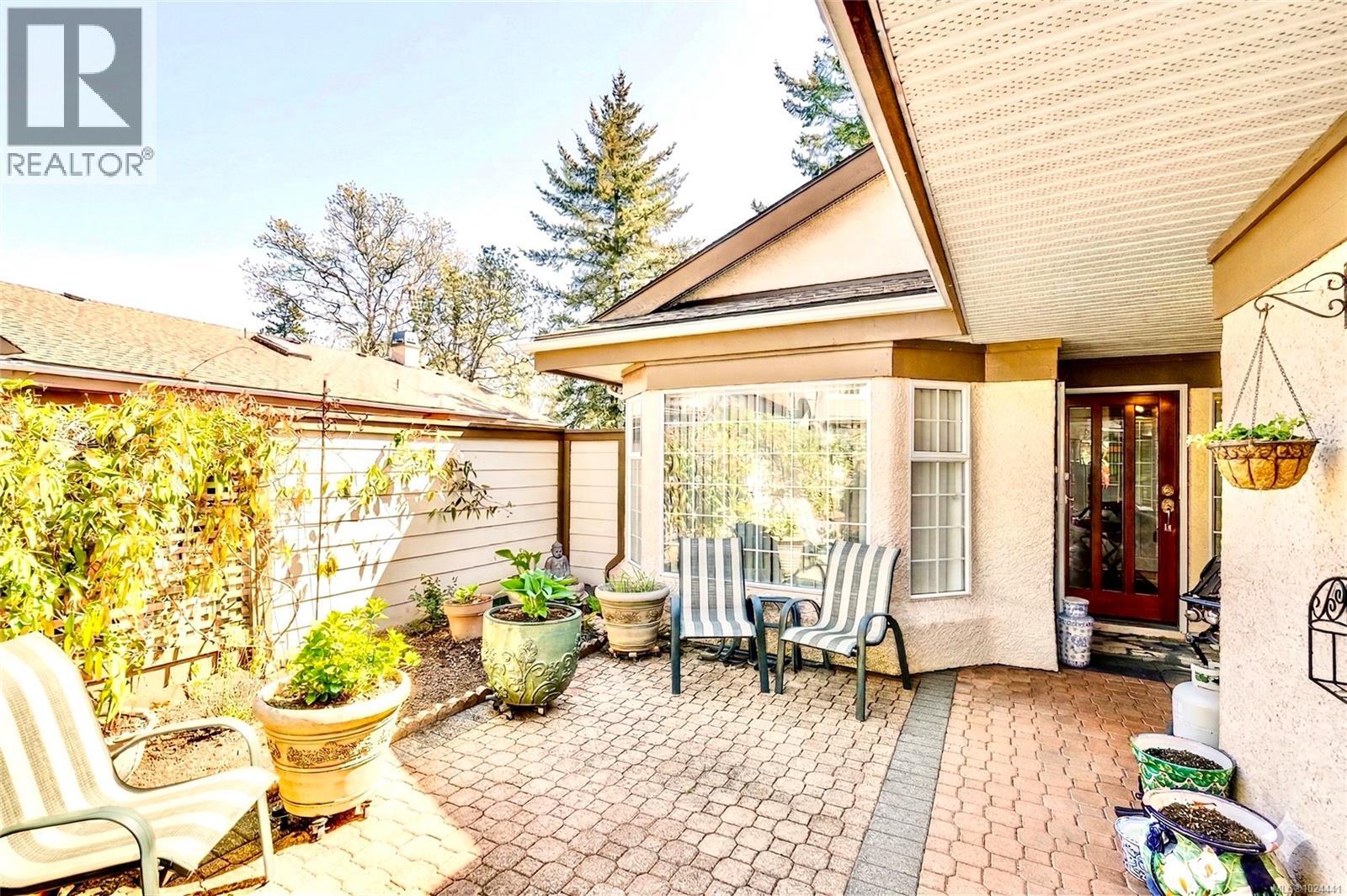 22 901 Kentwood Lane, Saanich, British Columbia