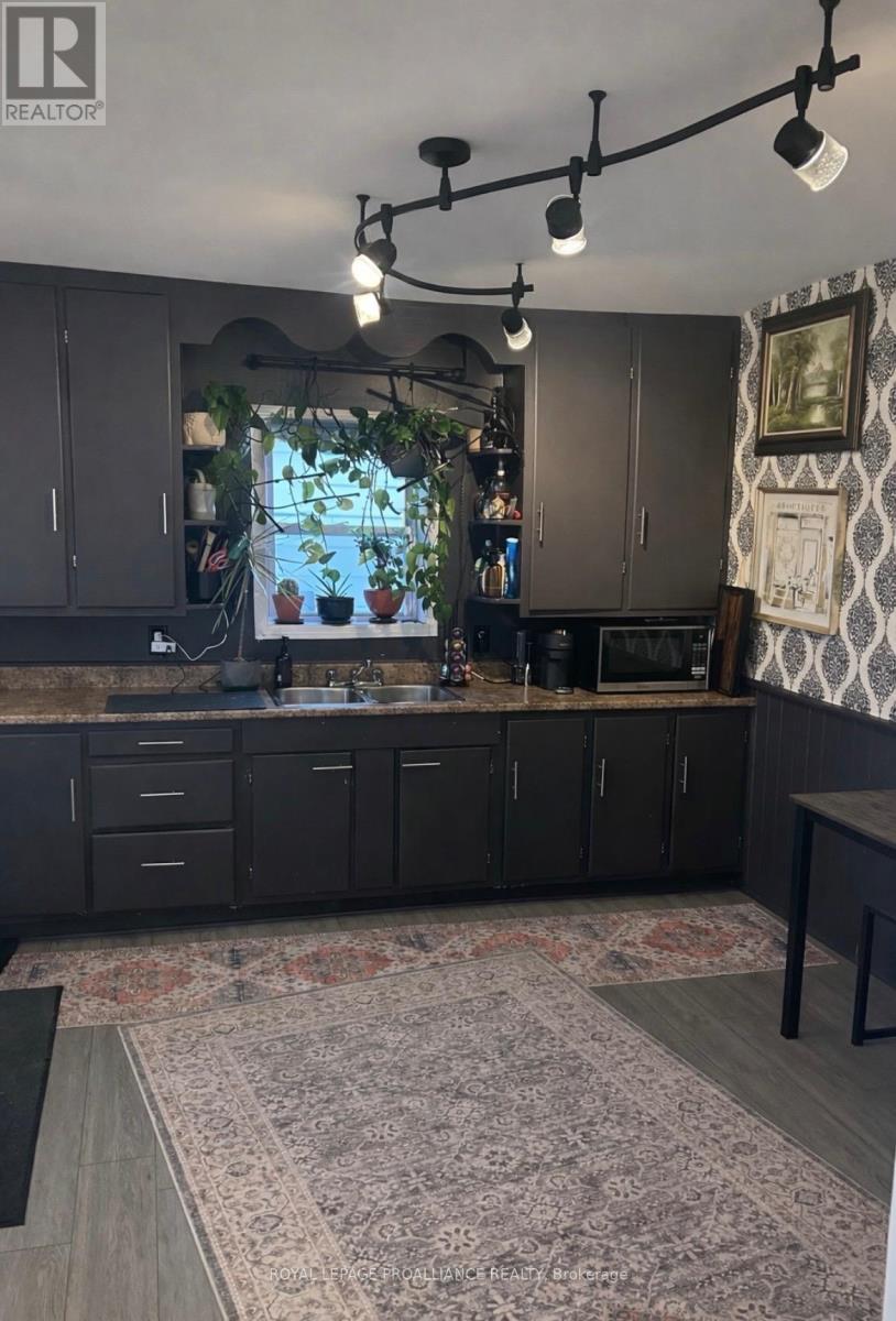 187-189 Byron Street, Quinte West, Ontario  K8V 2Y7 - Photo 7 - X12960804