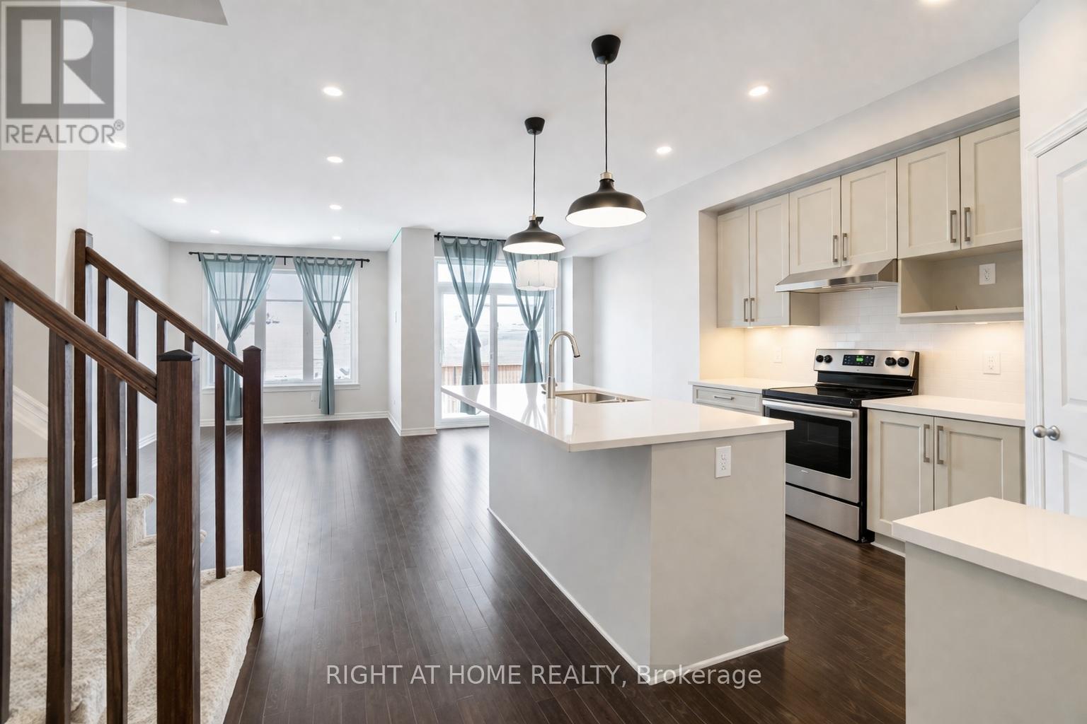 527 Sonmarg Crescent, Ottawa, Ontario  K2J 7A5 - Photo 2 - X12960906