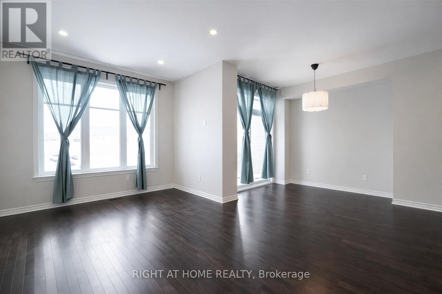 527 Sonmarg Crescent, Ottawa, Ontario  K2J 7A5 - Photo 3 - X12960906