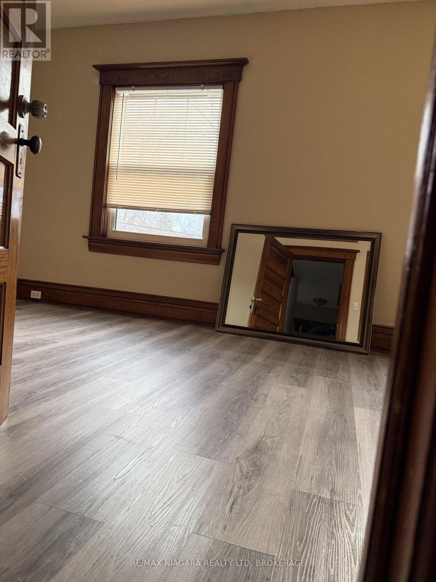 20 Thomas Street, St. Catharines, Ontario  L2R 6L6 - Photo 10 - X12960822