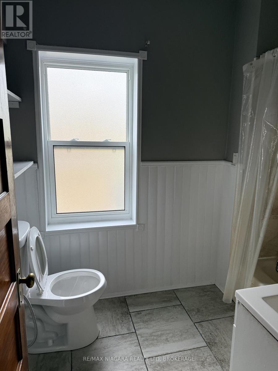 20 Thomas Street, St. Catharines, Ontario  L2R 6L6 - Photo 13 - X12960822