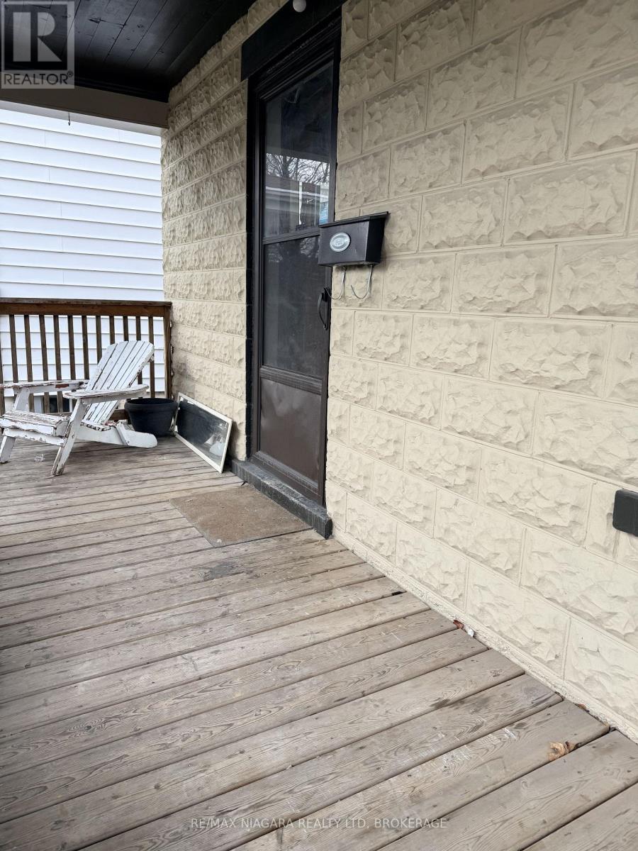 20 Thomas Street, St. Catharines, Ontario  L2R 6L6 - Photo 2 - X12960822