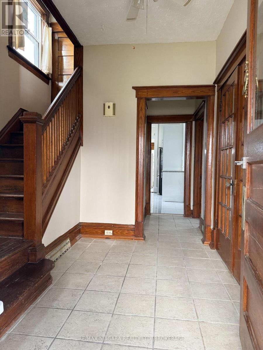 20 Thomas Street, St. Catharines, Ontario  L2R 6L6 - Photo 3 - X12960822