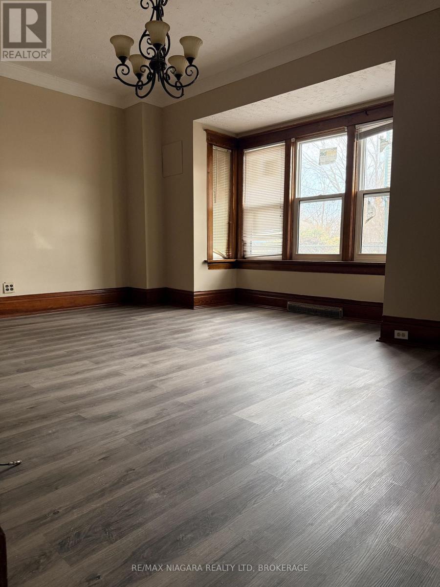 20 Thomas Street, St. Catharines, Ontario  L2R 6L6 - Photo 4 - X12960822