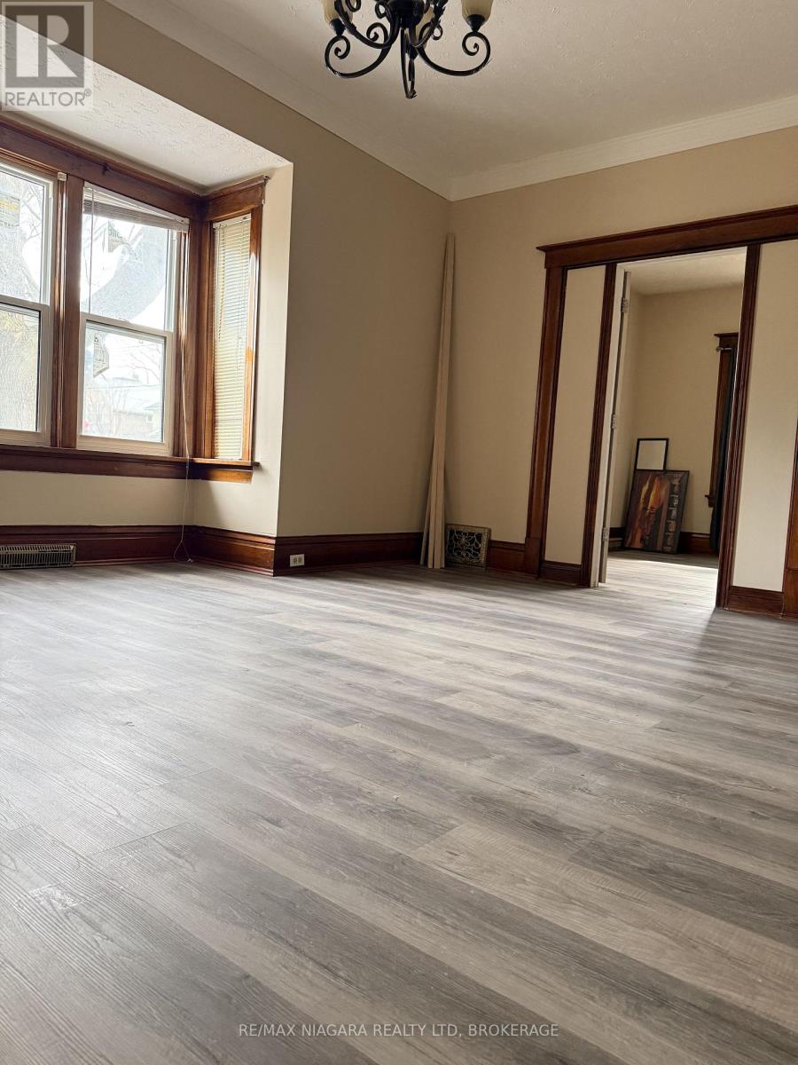 20 Thomas Street, St. Catharines, Ontario  L2R 6L6 - Photo 5 - X12960822