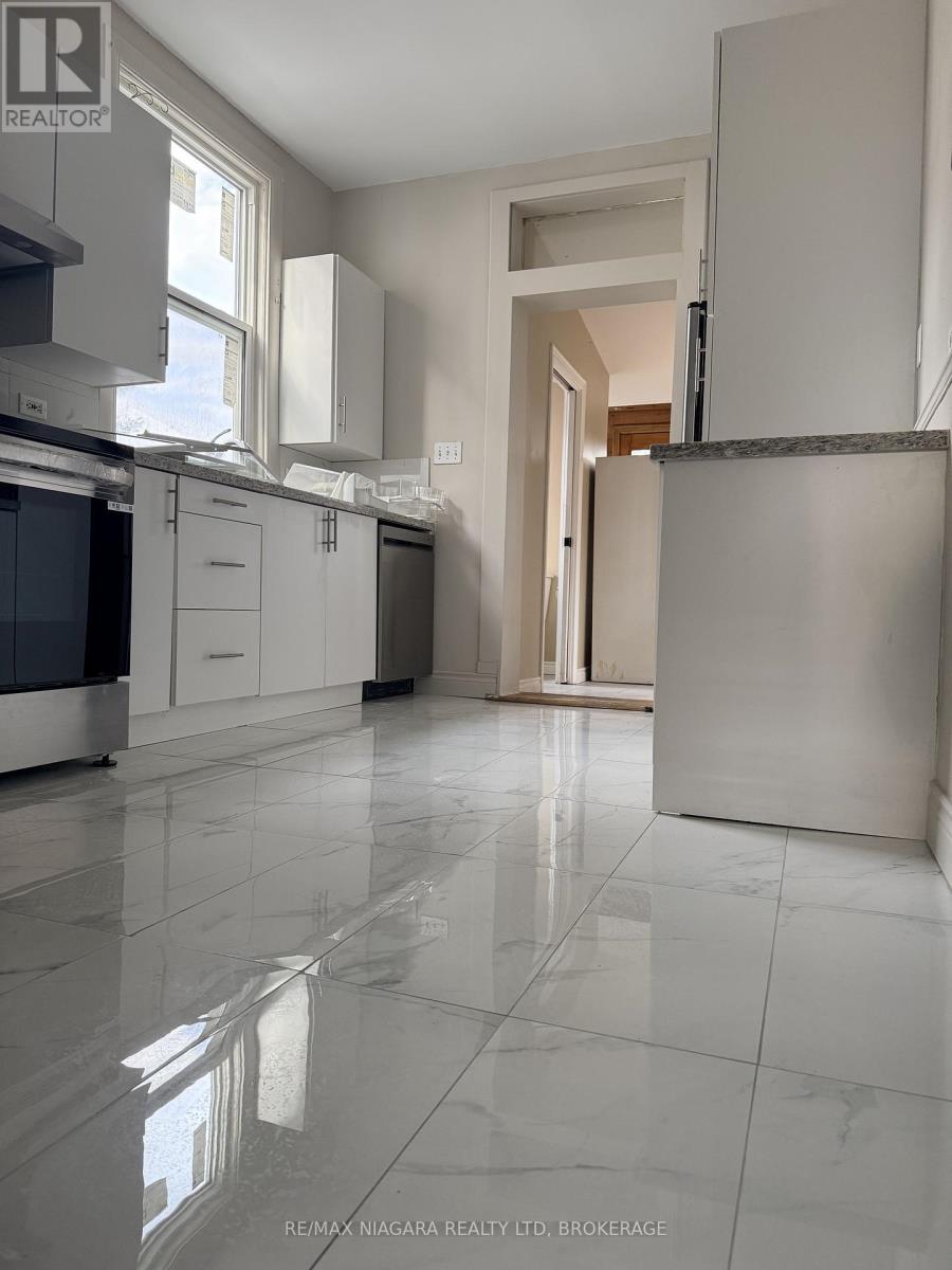 20 Thomas Street, St. Catharines, Ontario  L2R 6L6 - Photo 6 - X12960822