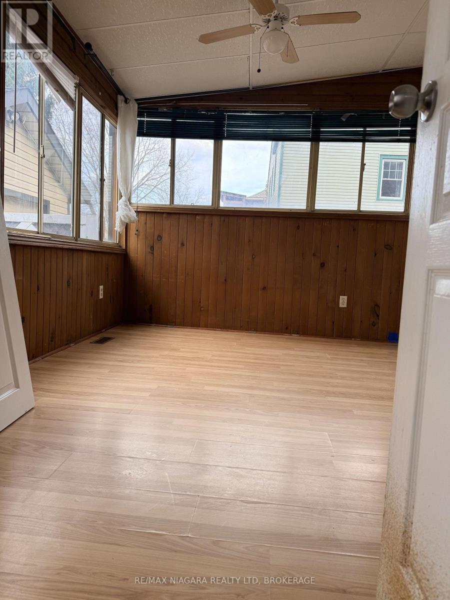 20 Thomas Street, St. Catharines, Ontario  L2R 6L6 - Photo 8 - X12960822