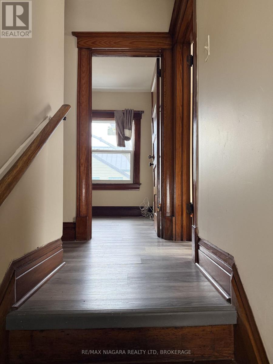 20 Thomas Street, St. Catharines, Ontario  L2R 6L6 - Photo 9 - X12960822