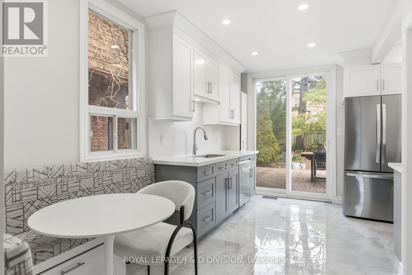 Upper - 118 Bogert Avenue, Toronto, Ontario  M2N 1K8 - Photo 2 - C12960756