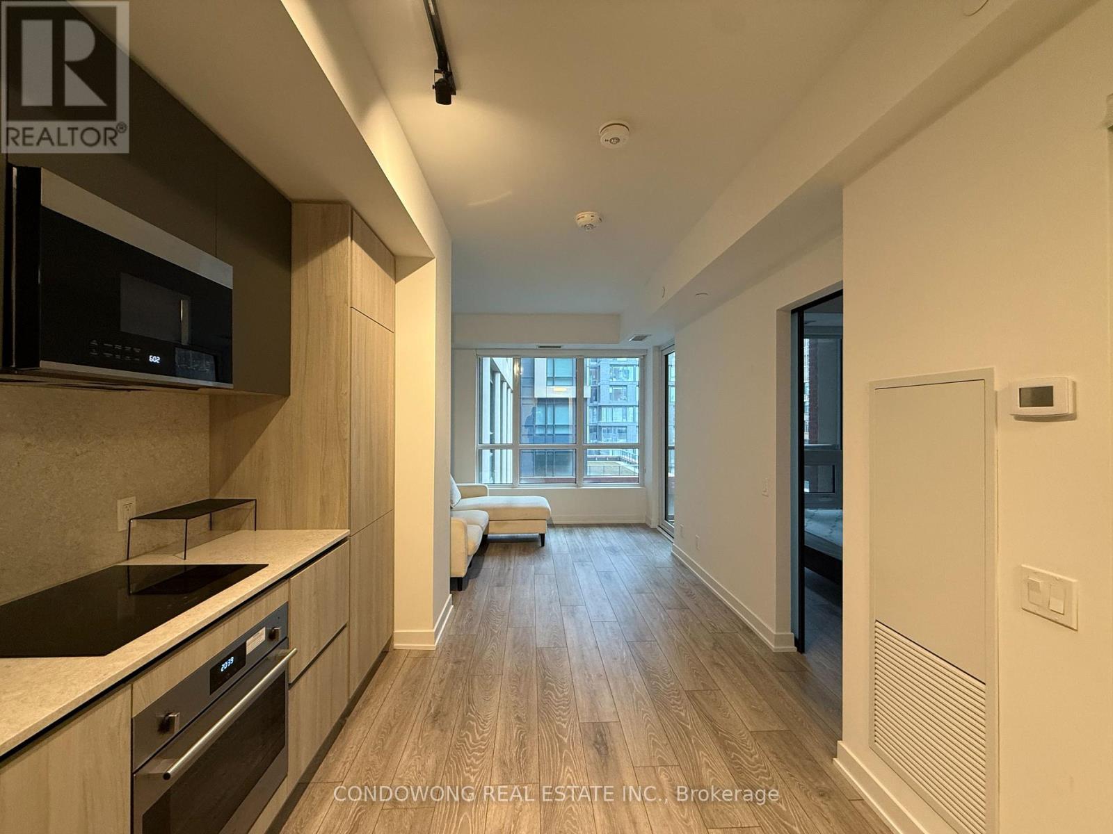 912 - 108 Peter Street, Toronto, Ontario  M5V 0W2 - Photo 2 - C12960856