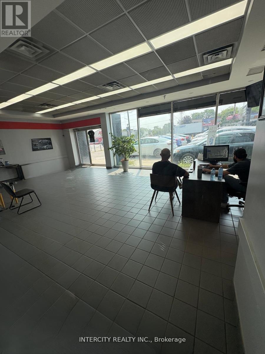 1890 Lawrence Avenue E, Toronto, Ontario  M1R 2Y5 - Photo 2 - E12960810