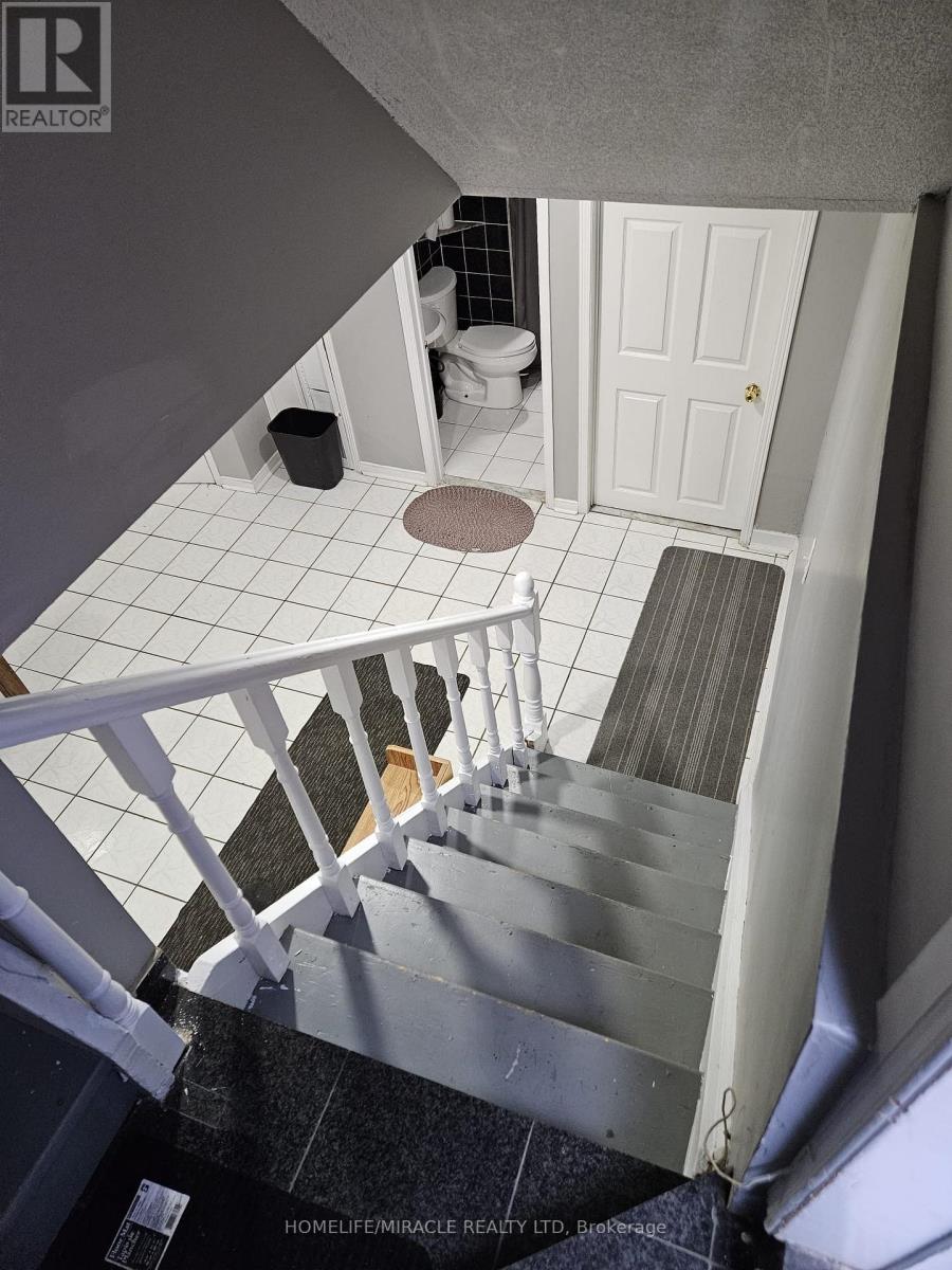 2 - 14 Tina Court, Brampton, Ontario  L6Y 4M6 - Photo 2 - W12960806