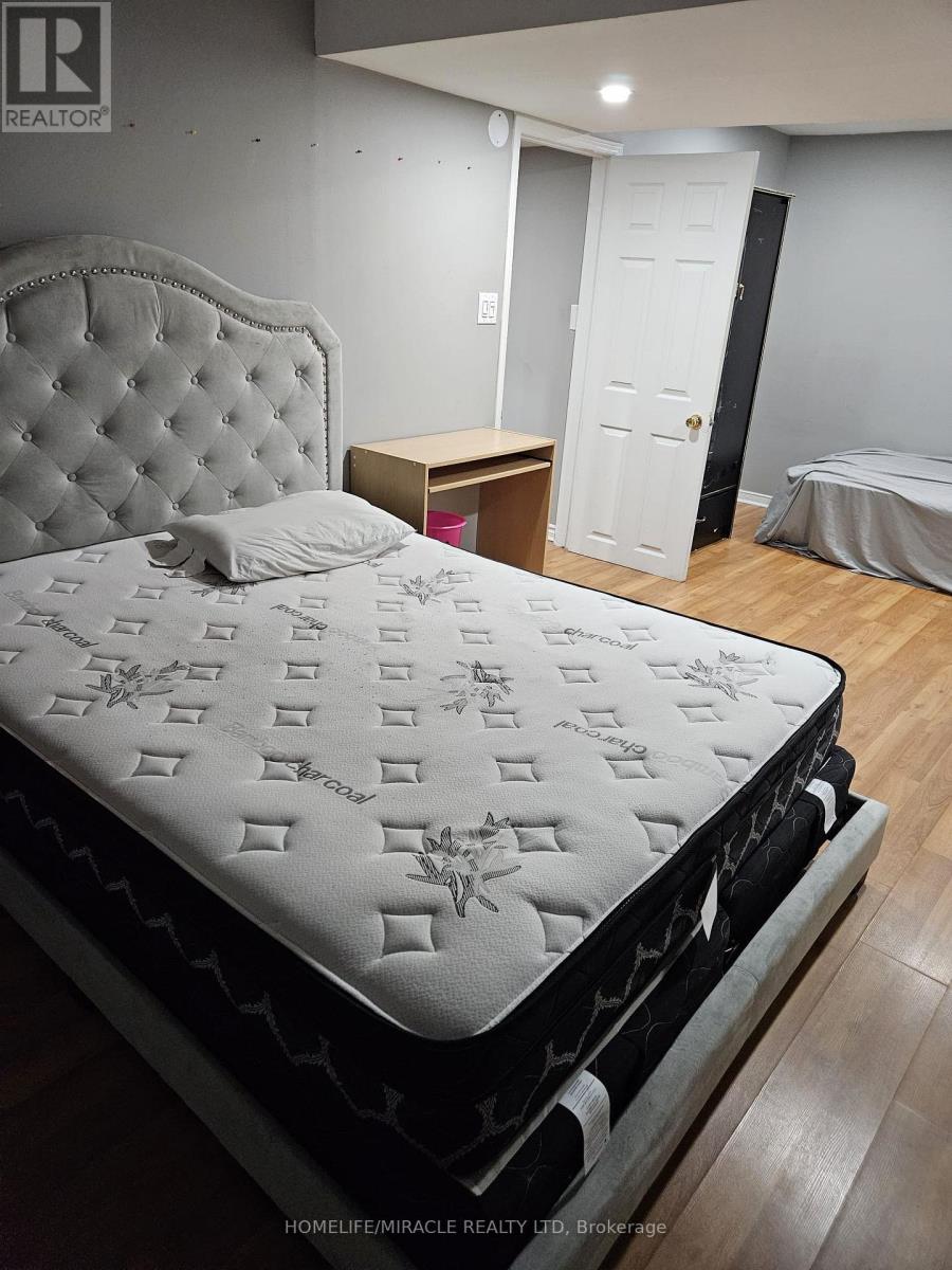 2 - 14 Tina Court, Brampton, Ontario  L6Y 4M6 - Photo 4 - W12960806