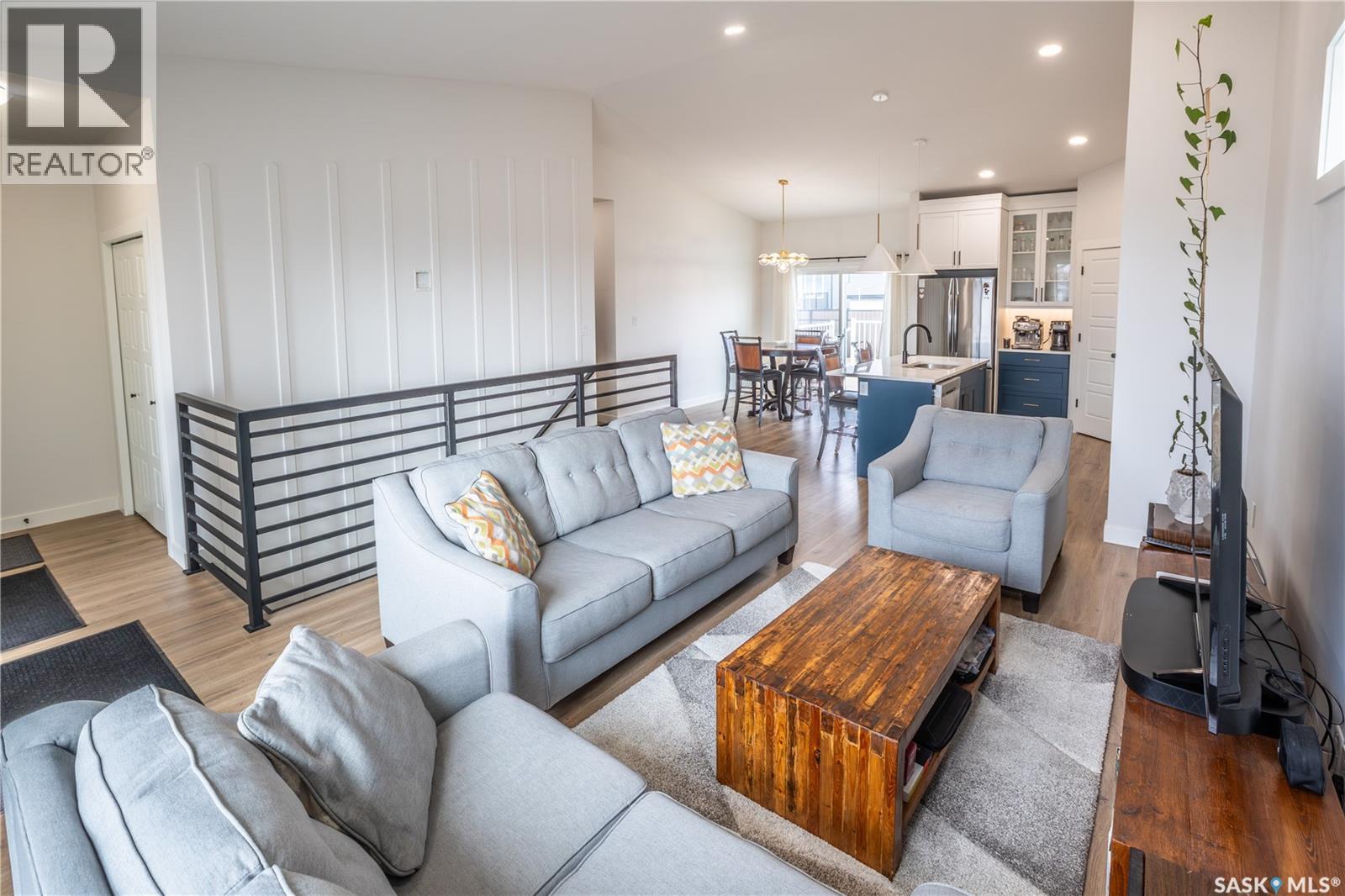 1002 Maplewood Drive, Moose Jaw, Saskatchewan  S6J 0E4 - Photo 3 - SK032105