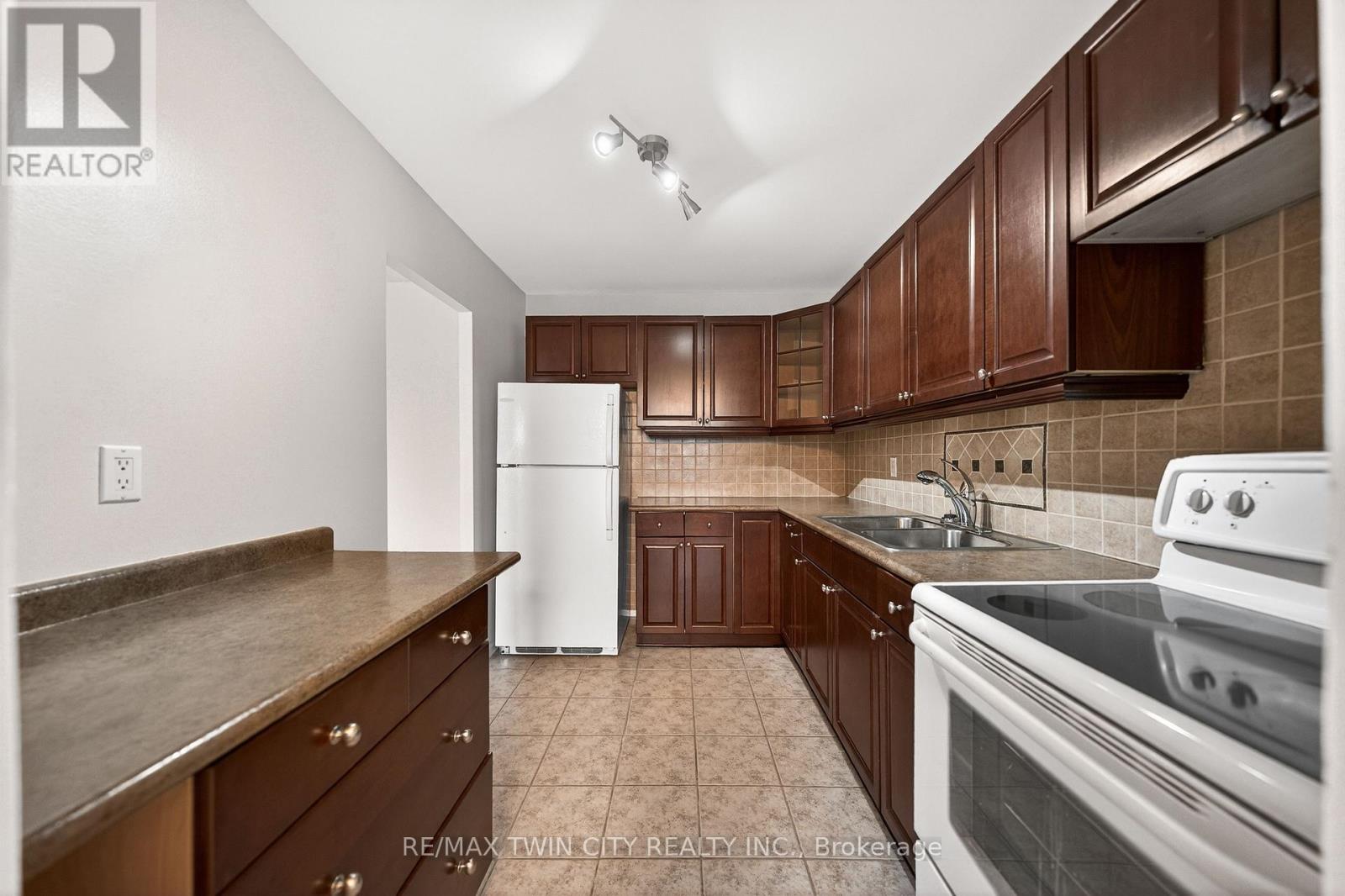 605 - 1100 Courtland Avenue E, Kitchener, Ontario  N2C 2H9 - Photo 18 - X12960798