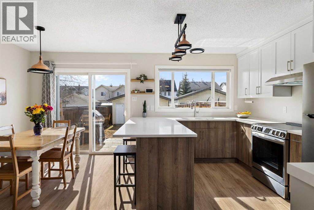 9 Elgin Mews SE, Calgary, Alberta  T2Z 4J9 - Photo 12 - A2294539