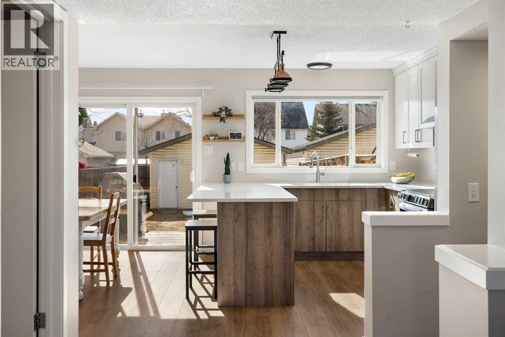 9 Elgin Mews SE, Calgary, Alberta  T2Z 4J9 - Photo 14 - A2294539