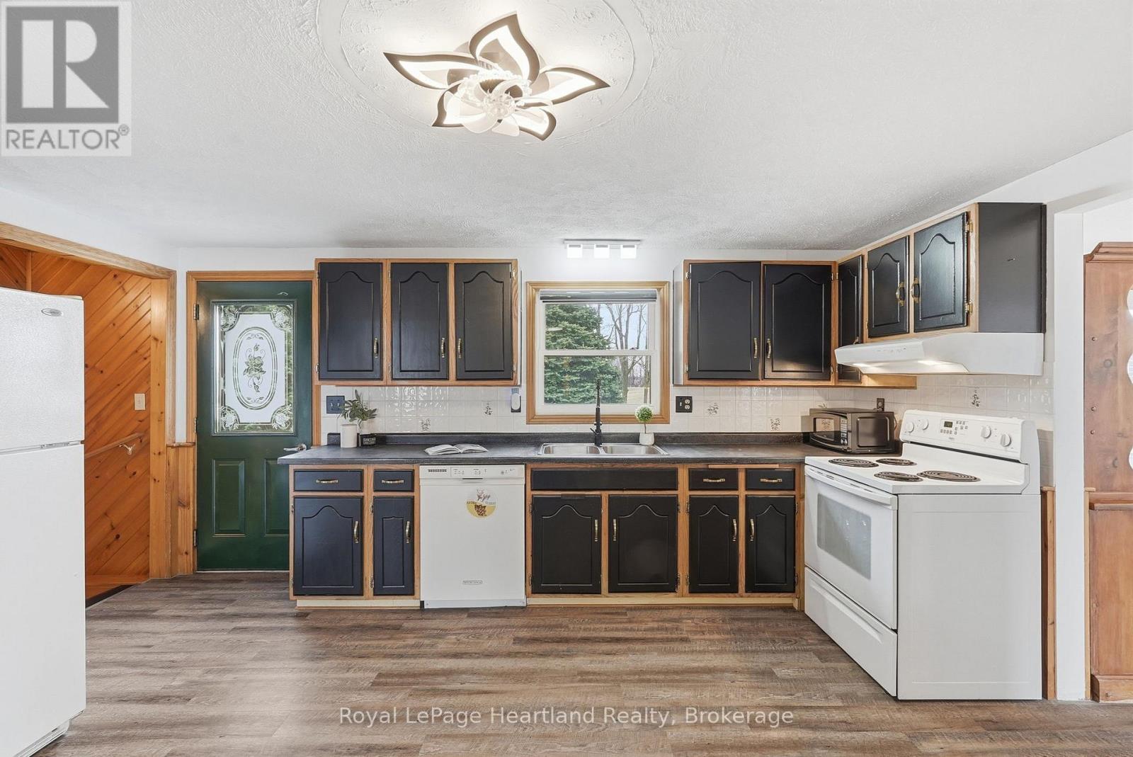 284 Manor Road, North Huron, Ontario  N0G 2W0 - Photo 17 - X12961034